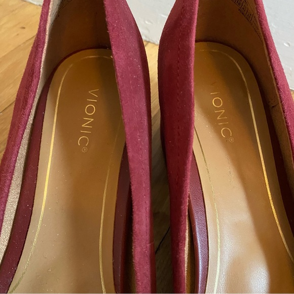 Vionic Heels Women's 12 Syrah Suede Carmel Maroon Stacked Evening Classic Office - Picture 3 of 11